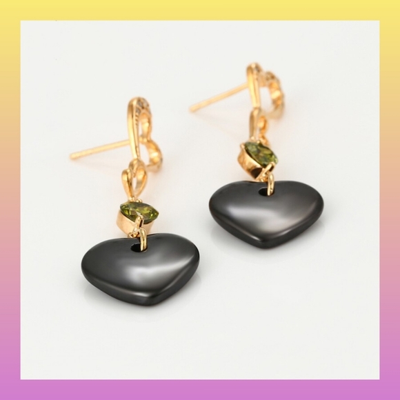 18k Gold Plated Heart Dangle Earrings With Peridot - Picture 4 of 7